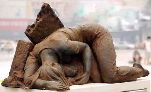 河南暴雨，她把女兒高高舉起：如果你還活著，一定要記得我愛(ài)你！